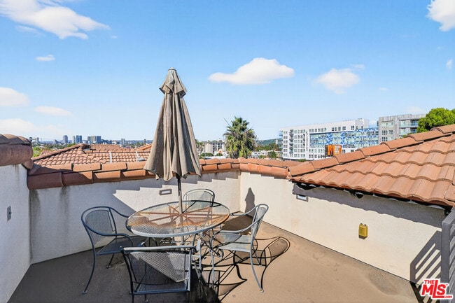 Building Photo - 5933 W Luna Park