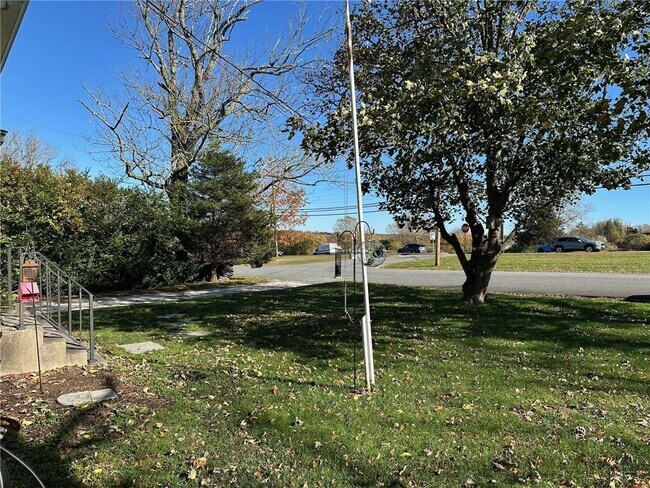 Building Photo - 749 W Main Rd