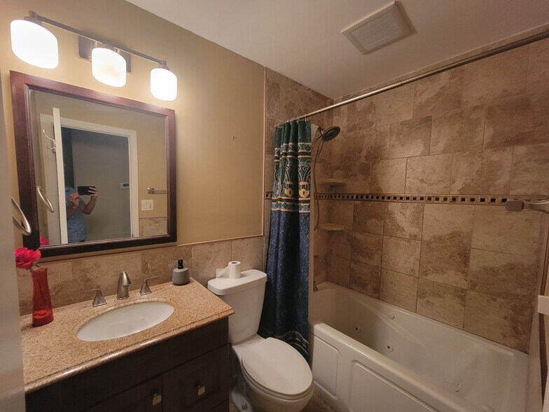 hall bath/ shower/tub combo - 3136 Lawton Ct