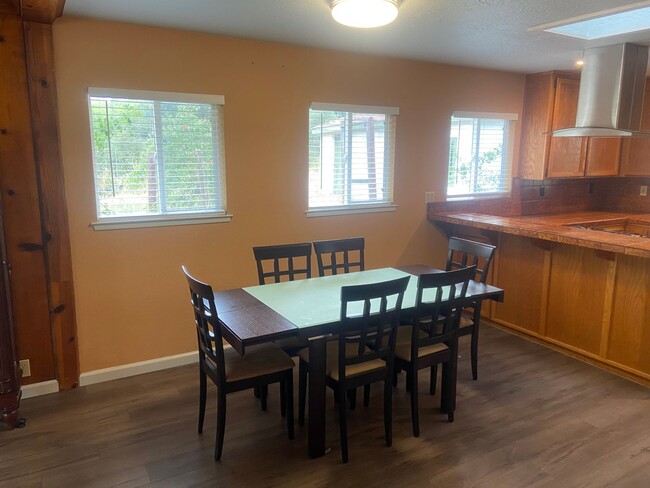 Building Photo - Charming - Off Forni Road - 2 Bdrm, 2 Bath