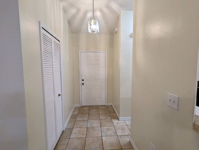 Building Photo - Must See!!!  Large 2 Bed 2 Bath with garag...