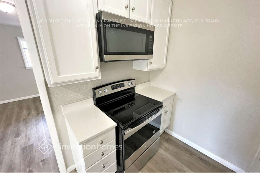 Building Photo - 820 Essex Dr