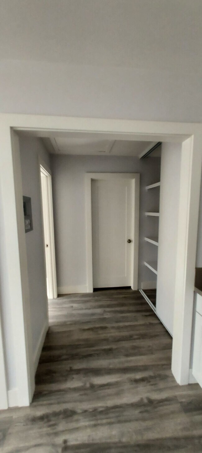 hallway w/ closet space - 549 W Avenue 26