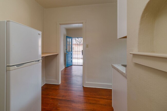 Building Photo - Acequia Madre -452