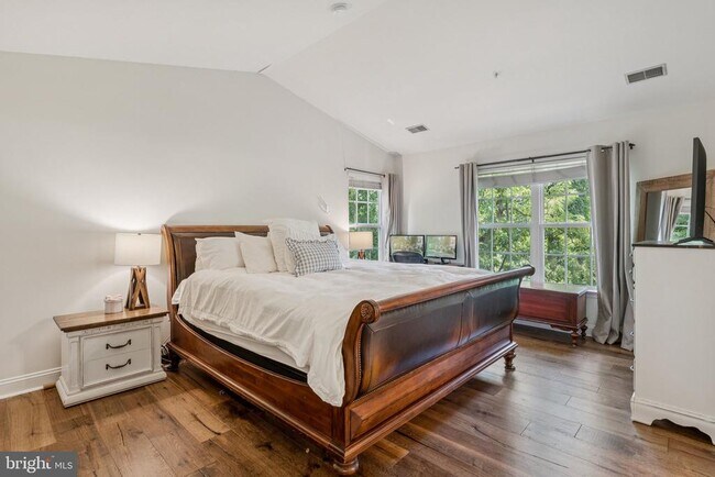 Building Photo - 856 Stonehurst Ct