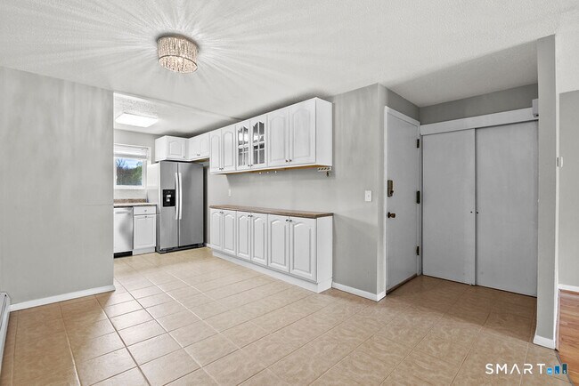 Building Photo - 35 Carillon Dr