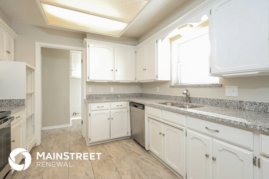 Building Photo - 2101 Westridge Dr