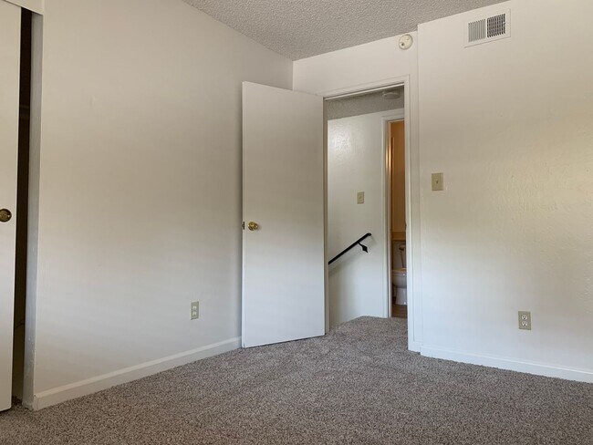 Building Photo - 3 Bed 2.5 Bath Townhouse