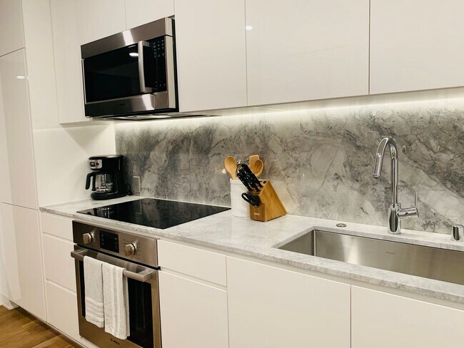 Building Photo - 'A'ali'i - Move In Fully Furnished Studio