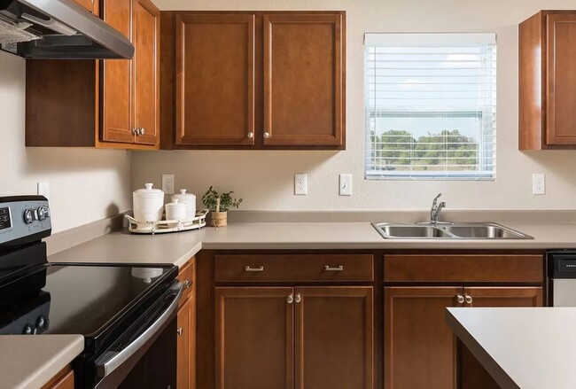 Building Photo - Large 4 bedroom 2000 sq ft home at a great value!