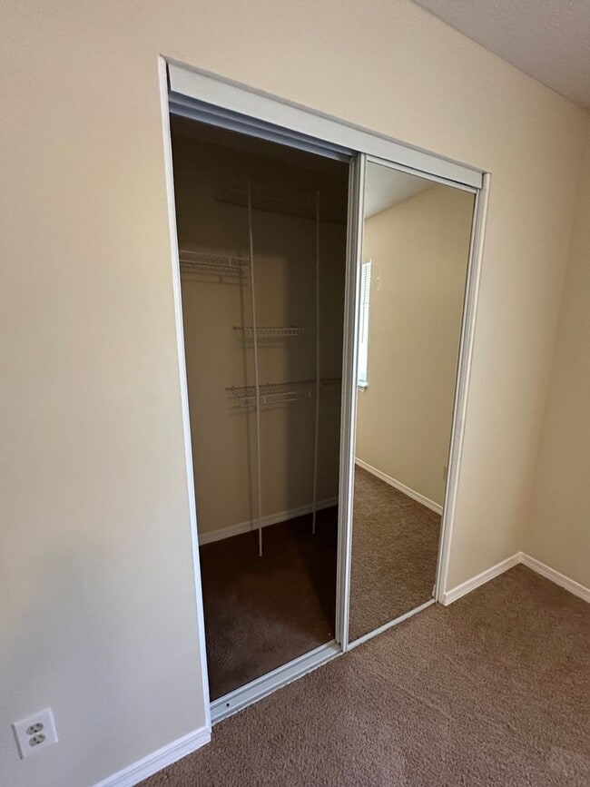 Building Photo - 2 bed 2 bath townhome, perfect location!