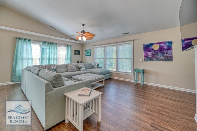 Building Photo - SUMMER MONTHLY RENTAL!!! AVAILABLE MAY-SEP...