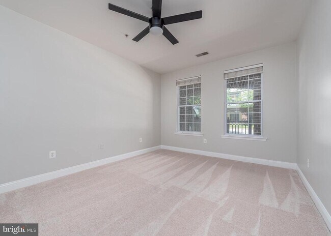Building Photo - 5800 Clipper Ln