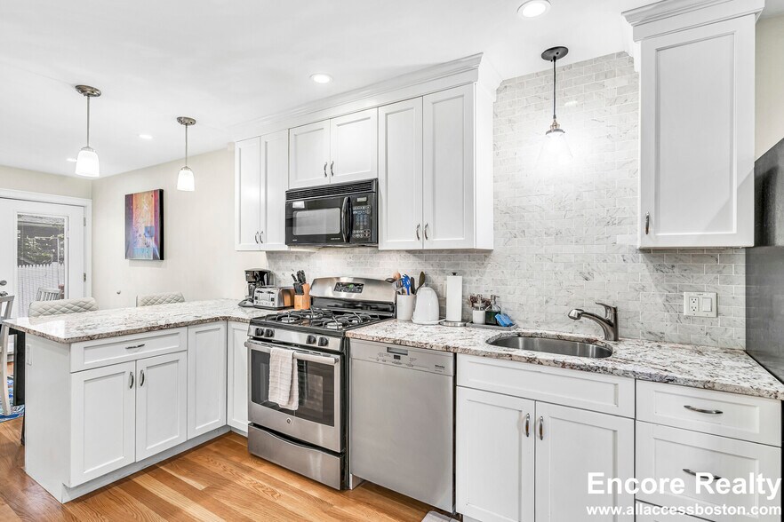 Building Photo - 9 Bradbury St