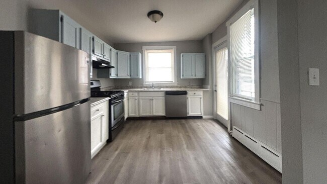 Building Photo - Cozy Modern Updated 3 Bedroom Townhome w/ Stainless Steel