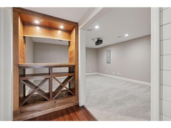 Building Photo - 16588 E Lake Dr