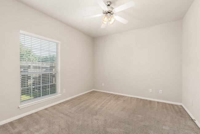 Building Photo - Available for August 2026 Pre-Lease! 4 Bed, Bath in Waterwood Townhomes!