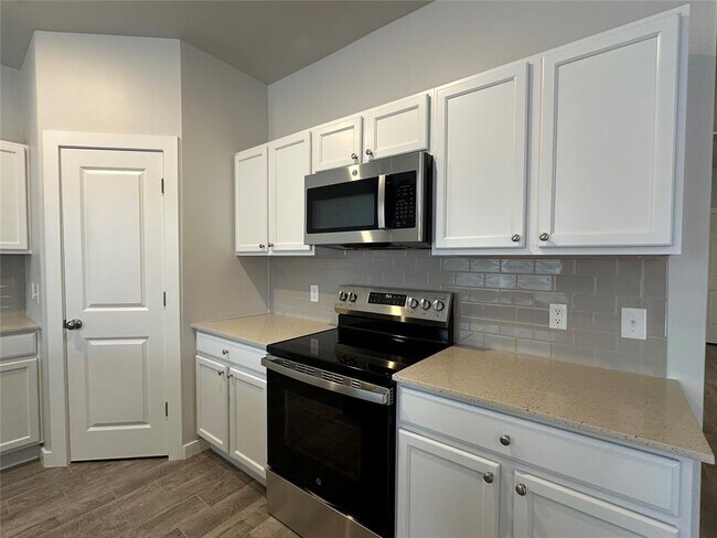 Building Photo - 17030 Oak Dr