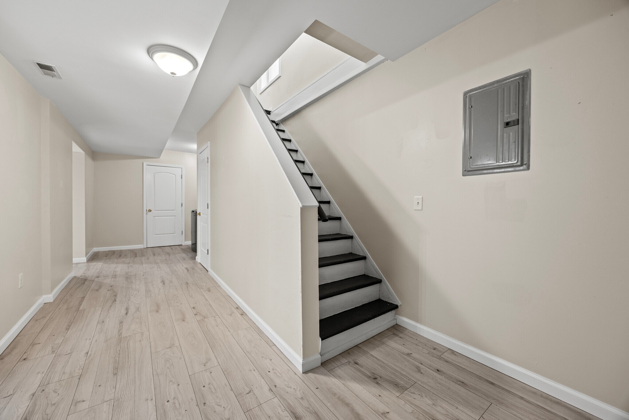 Building Photo - 16 School St