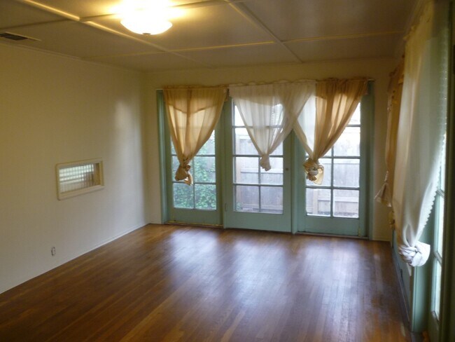 Building Photo - 3 Bedroom plus bonus room! Close to Enloe, CSUC and Downtown