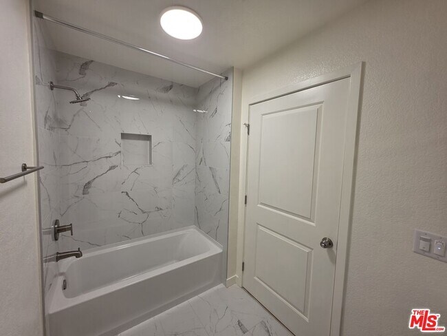 Building Photo - 912 N Ridgewood Pl
