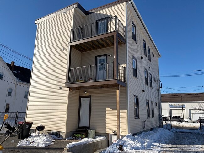 Building Photo - 574 Warren Ave