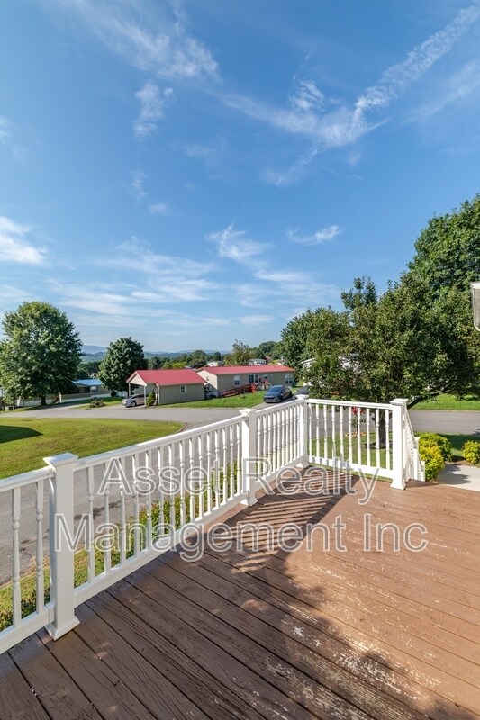 Building Photo - 1322 Silver Charm Way