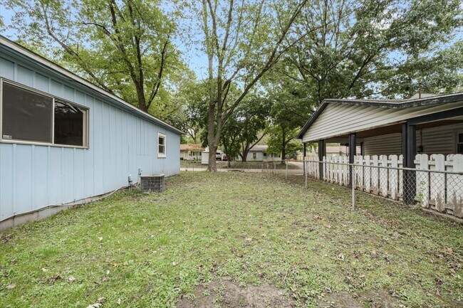 Building Photo - 2425 E Elm St