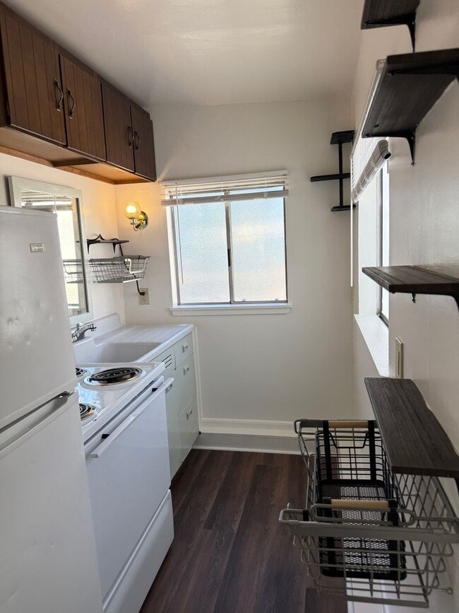 Primary Photo - Charming Downtown Sparks Studio!