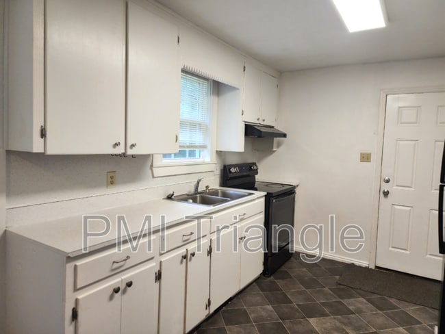 Building Photo - 5609 Hollytree Dr