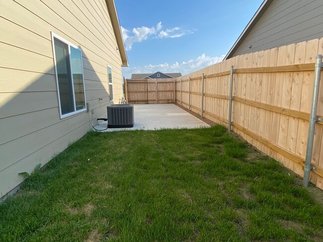 Building Photo - 412 S Longbranch Dr