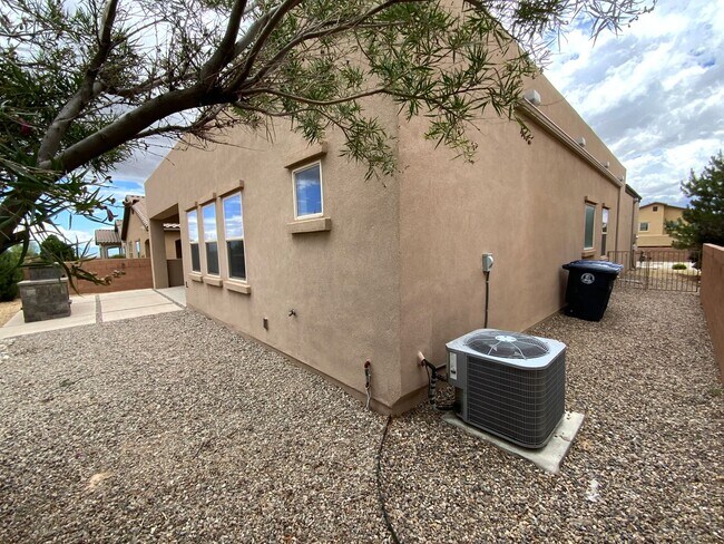 Building Photo - 3 Bedroom & An Office Luxury Home Availabl...