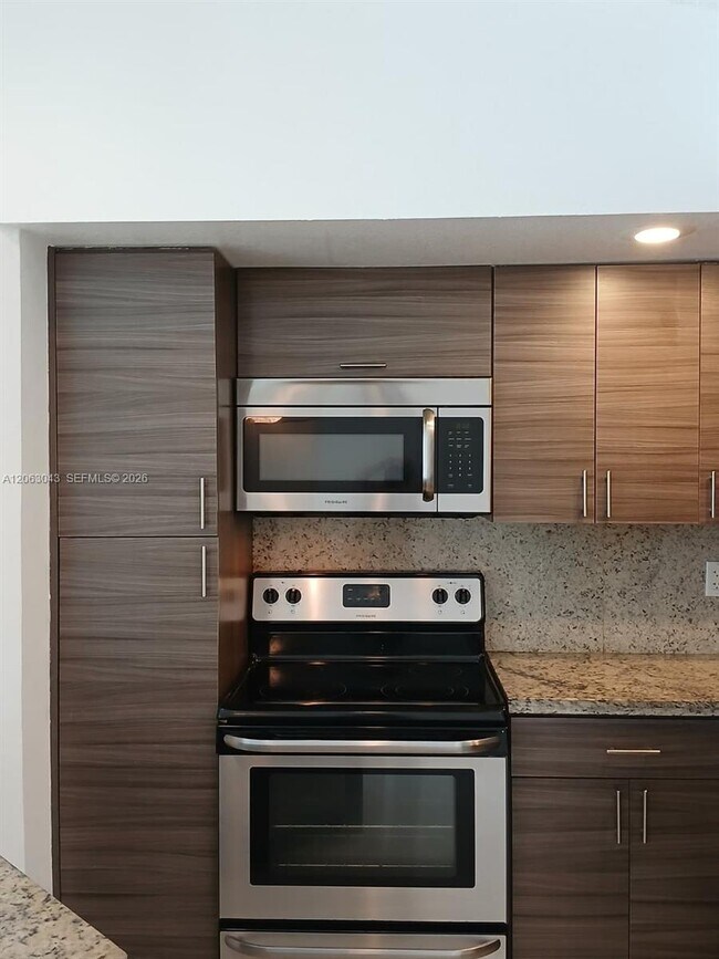 Building Photo - 731 Vista Isles Dr