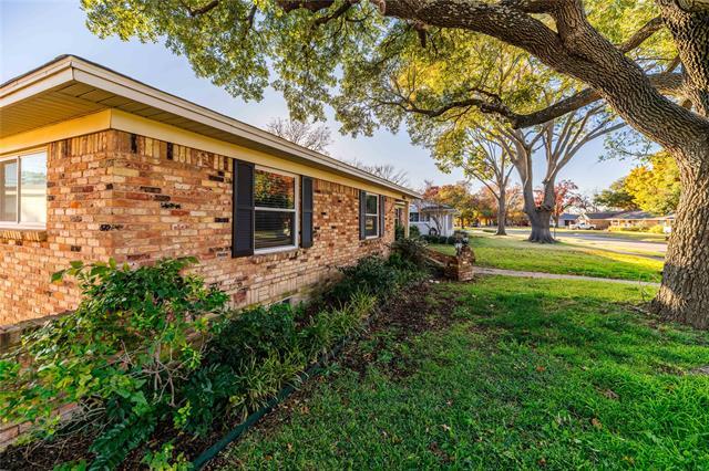 Building Photo - 9936 Lakemere Dr