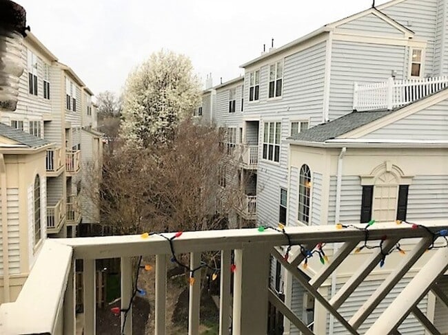 Building Photo - Beautiful Top Floor 2 Level 2 Bed 2.5 Bath...