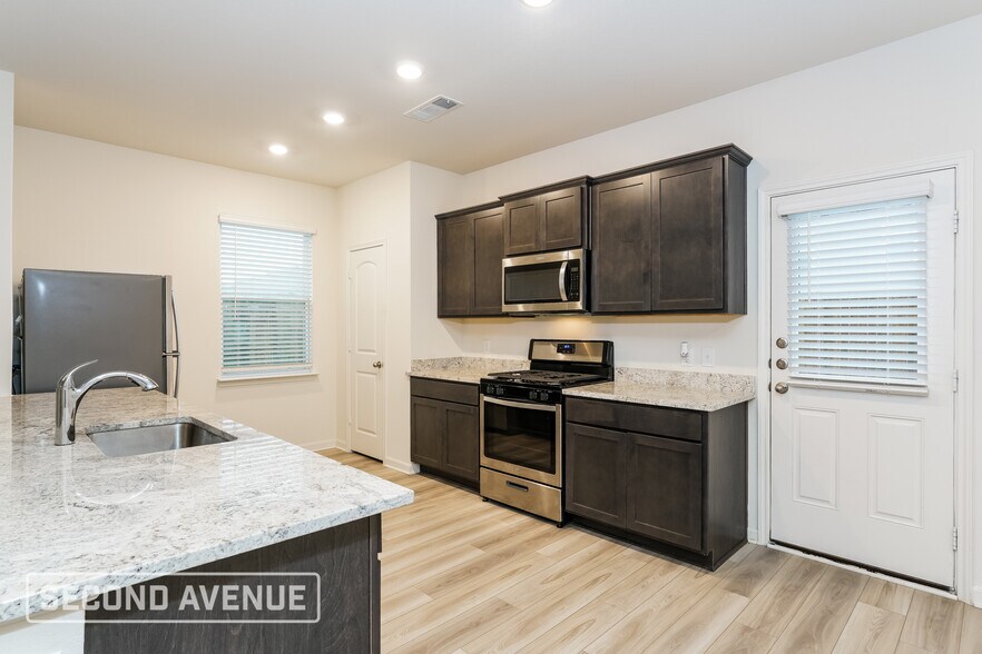 Building Photo - 1413 Sunkiss Dr
