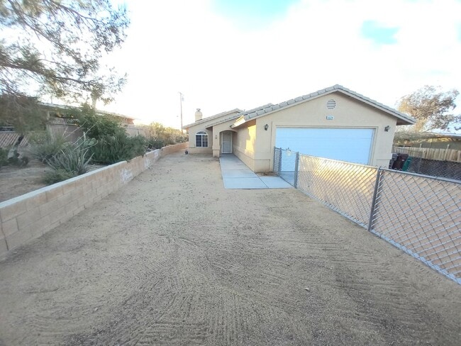 Building Photo - Spacious 3 bedroom, 2 bath with bonus room in Indian Cove