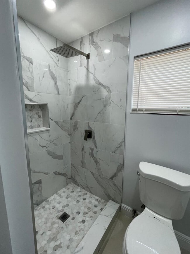 Building Photo - 1809 NW 13th Ct