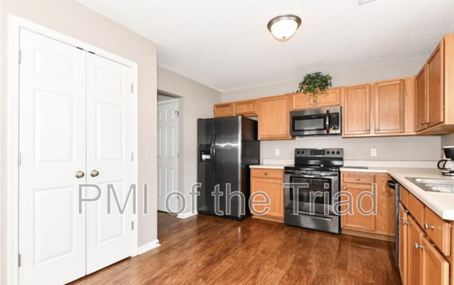 Building Photo - 116 Breezeway Ln