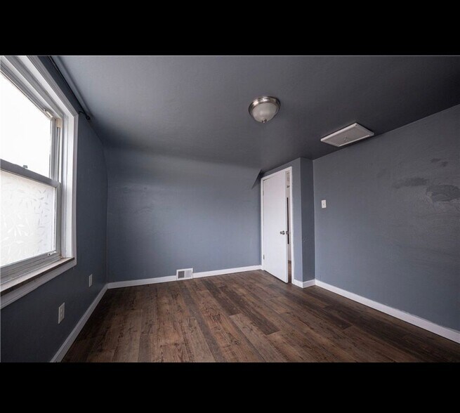 Building Photo - 924 James St