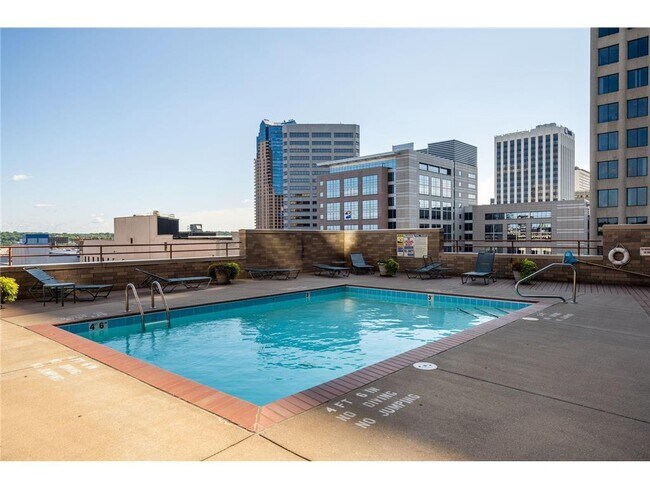 Building Photo - 66 9th St E