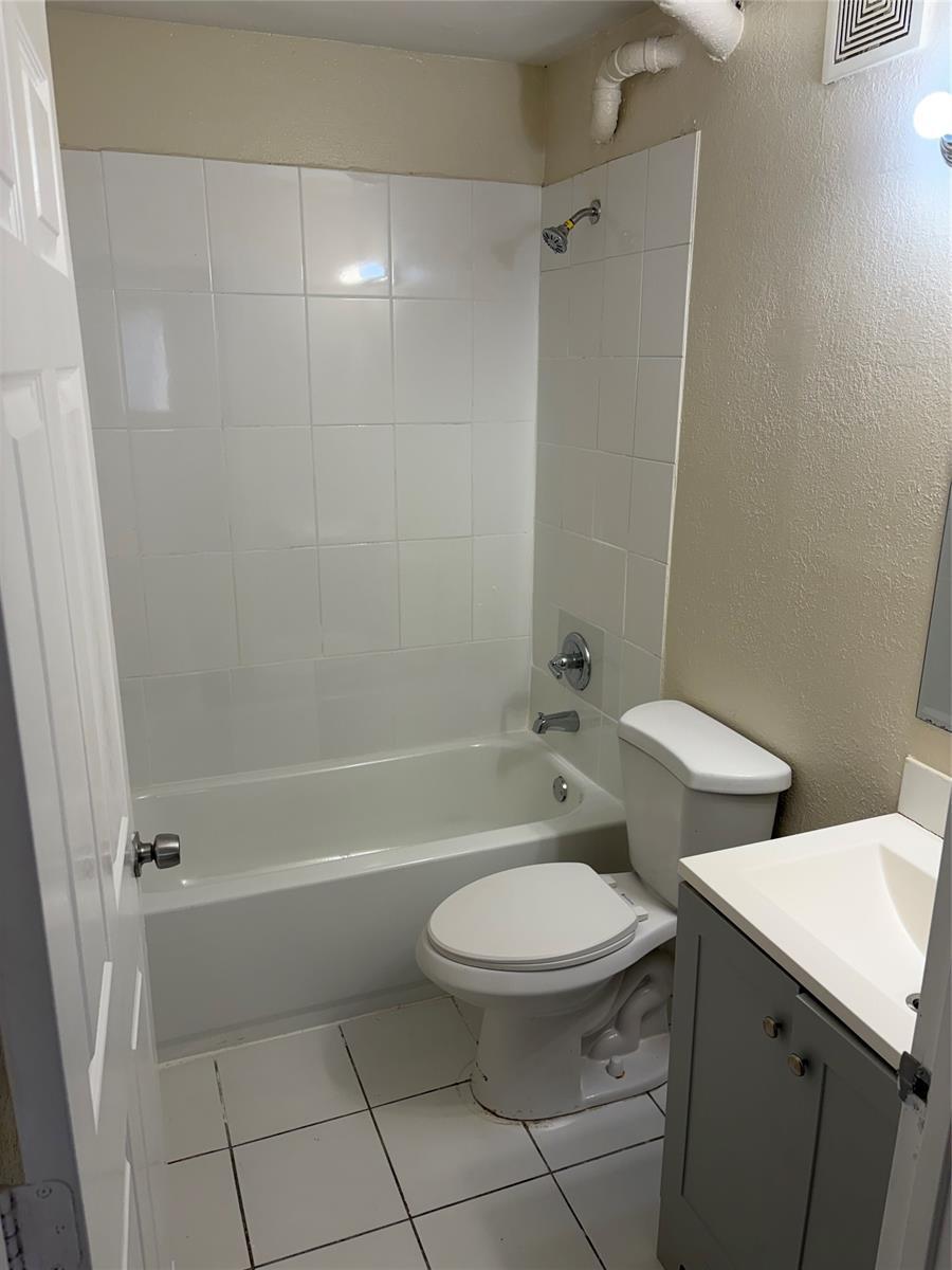 Building Photo - 1153 Lake Victoria Dr