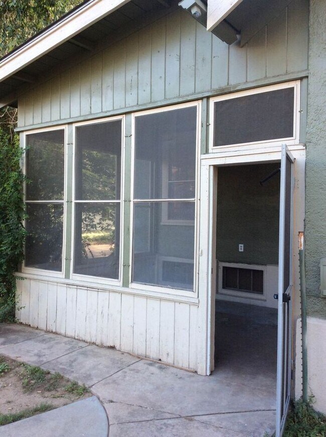 Building Photo - 1/2 Off First Months Rent! 3 Bed + 2 bonus rooms in basement, 2 Bath Home NEAR CSU! Flexible leas...