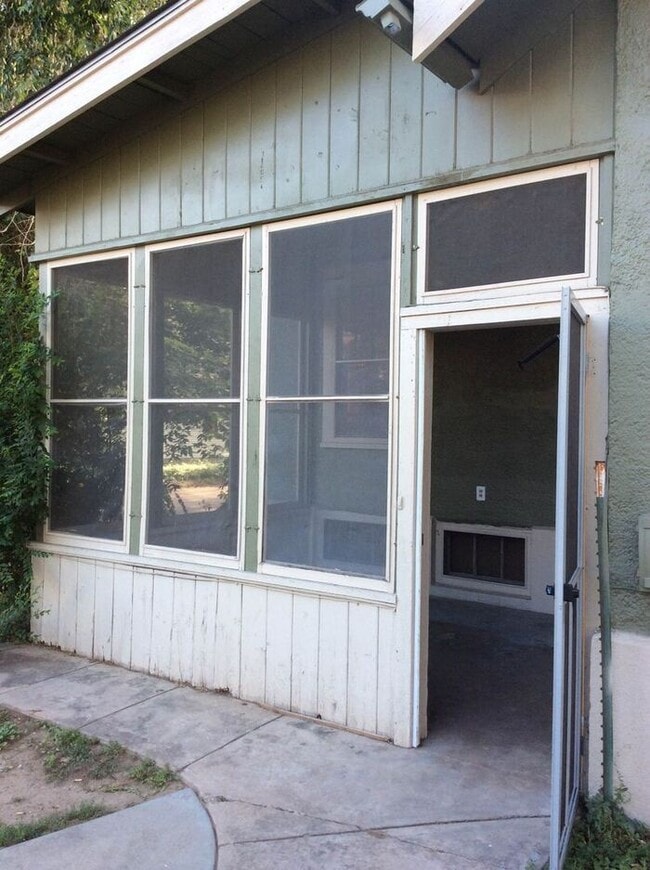 Building Photo - 5 Bed, 2 Bath Home NEAR CSU!