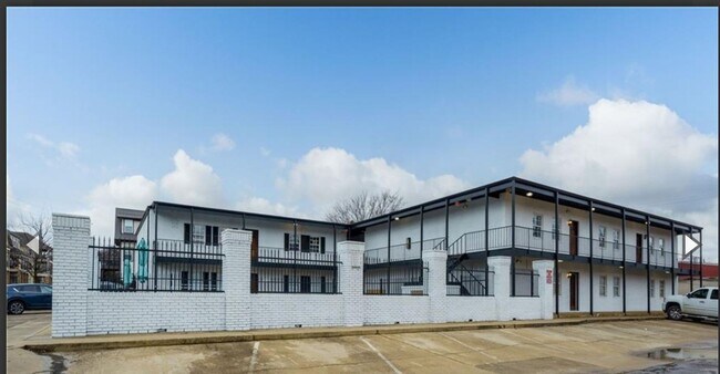 Primary Photo - Just a few blocks from Bryant Denny Stadiu...