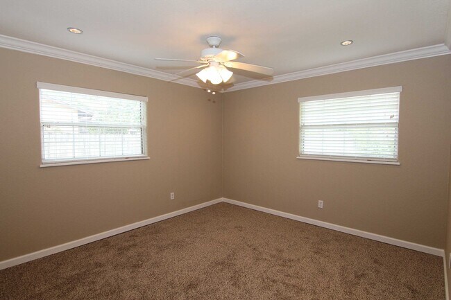Building Photo - 4/2 with Huge Fenced Yard in Lovely Oviedo