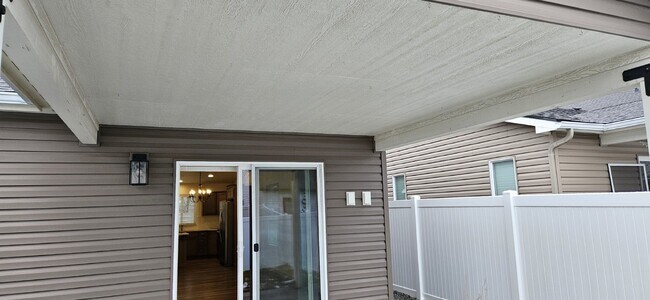 Building Photo - 2021 Built 3 Bed 2 Bath home w Fenced Yard