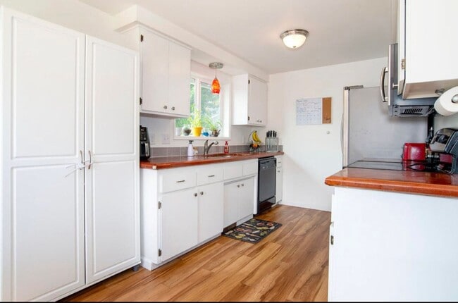 Building Photo - Great 3 Bedroom, 2 bath house Available Se...
