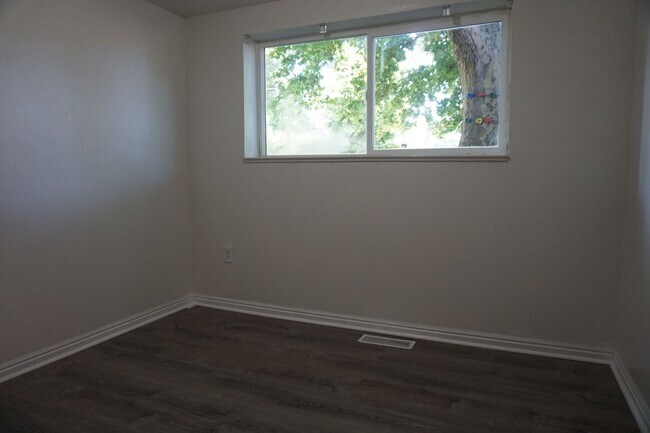Building Photo - 105 W 250 N
