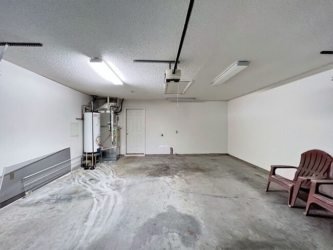 Building Photo - BEAUTIFUL 2 BEDROOM CONDO AVAILABLE IN FAR...